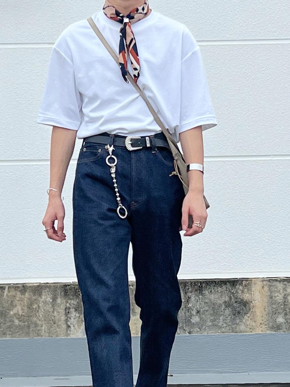 「真夏のアクティブスタイル、デニム、シンプルコーデ、タックイン、低身長、Ｔシャツ、白Tシャツ、デニムパンツ、ショルダーバッグ、トングサンダル、ラフ、大人カジュアル、スカーフ、シルバーアクセサリー、夏コーデ」｜「UNIQLOのエアリズムコットンオーバーサイズTシャツ（5分袖）（Tシャツ/カットソー、ホワイト系）」を使った、熊谷一平さん（メンズ・165cm）の夏コーディネートの4枚目の写真