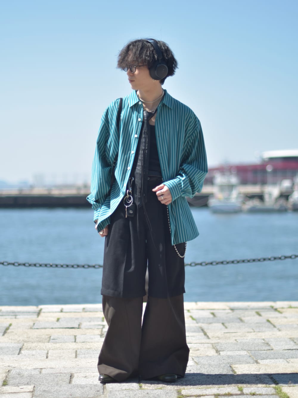 「ストライプシャツ、大人カジュアル、ショルダーバッグ、レイヤードスタイル、春夏コーデ、ローファー、アウトドアスタイル、メガネ男子、フレアパンツ、低身長コーデ、休日スタイル、お出かけコーデ、デートコーデ、シャツスタイル、ネクタイ」|「kanemasaのアイテム(シャツ/ブラウス、グリーン系)」を使った、熊谷一平さん(骨格ナチュラル・メンズ・165cm)の春コーディネートの2枚目の写真