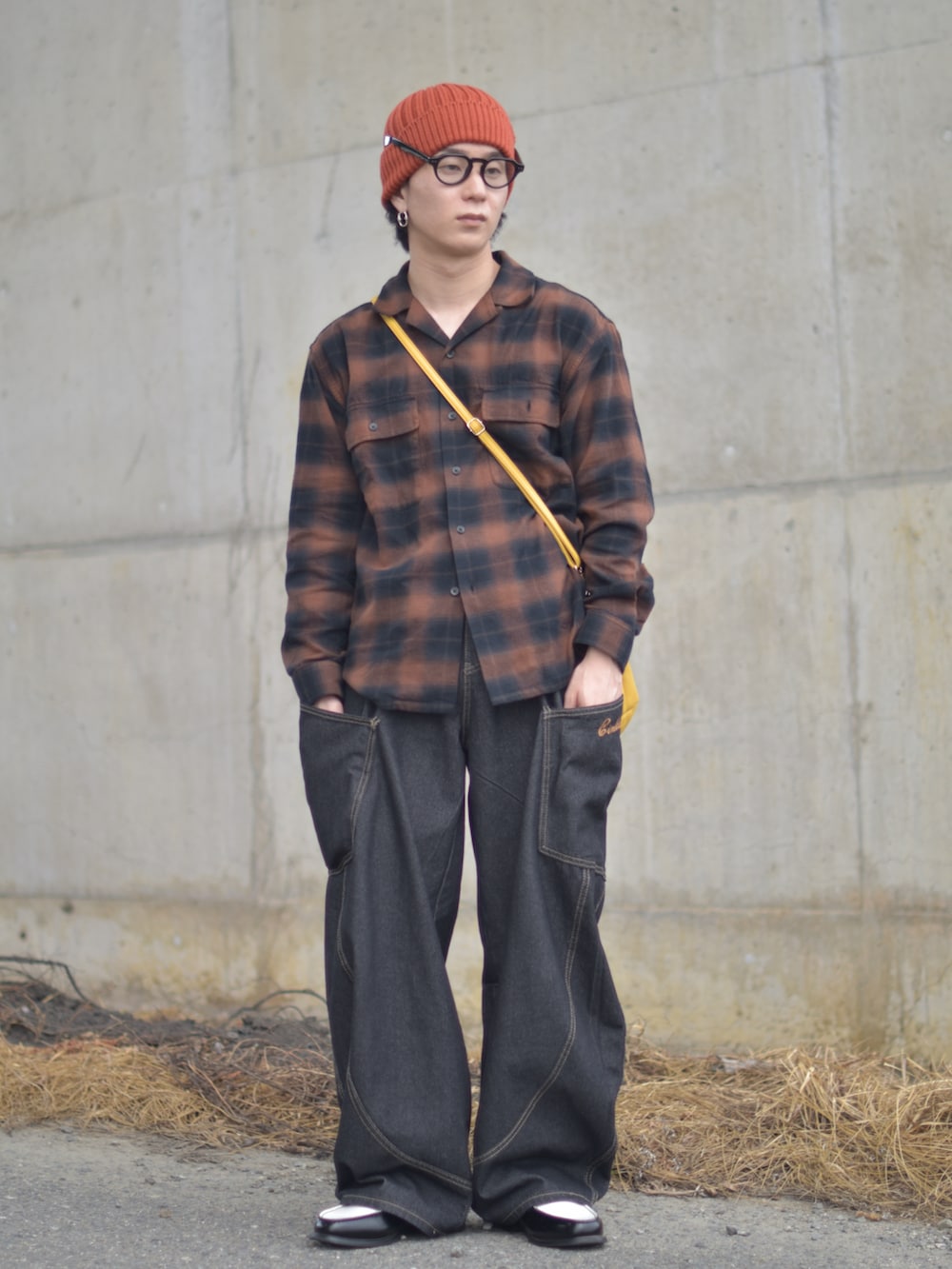 ブラック系のローファー、ブラウン系のシャツ/ブラウス、ブラック系のデニムパンツを着用したメンズの秋コーディネートの4枚目の写真