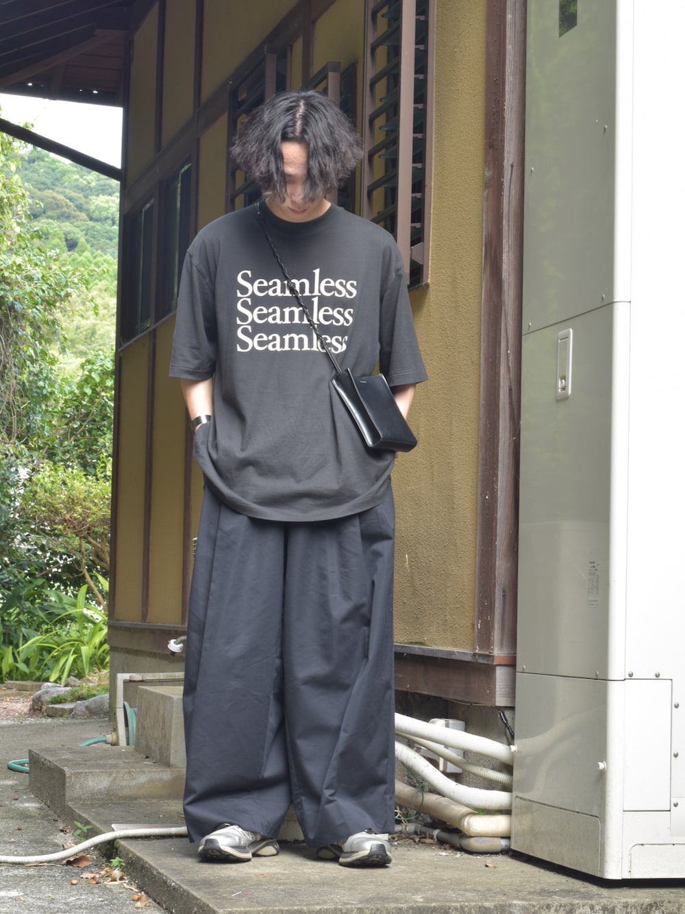 「夏コーデ、お出かけコーデ、プチプラ、WEARyouthコーデ、低身長コーデ、Tシャツ、ロゴT、ワイドパンツ、ショルダーバッグ、スニーカー、モノトーン、デートコーデ、ファッションを楽しもう、スポーツミックス、ブラックコーデ」｜「blurhmsのアイテム（Tシャツ/カットソー、ブラック系）」を使った、熊谷一平さん（骨格ウェーブ・メンズ・165cm）の夏コーディネートの3枚目の写真