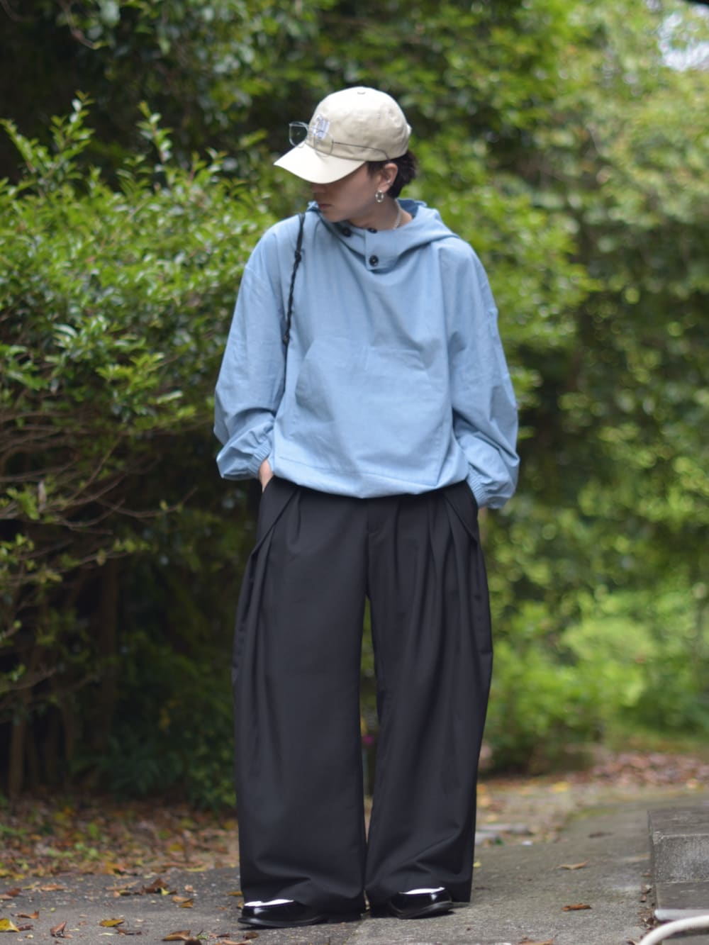 「ワイドパンツ、ローファー、韓国ファッション、シンプルコーデ、きれいめカジュアル、休日スタイル、お出かけコーデ、キャップ、ショルダーバッグ、アノラックパーカー、低身長コーデ、スポーツミックス、春夏コーデ、春コーデ、淡色コーデ」｜「NO NEEDの【 NO NEED by 215ot_ 】シャンブレーアノラック（シャツ/ブラウス、ブルー系）」を使った、熊谷一平さん（骨格ナチュラル・メンズ・165cm）の春コーディネートの3枚目の写真