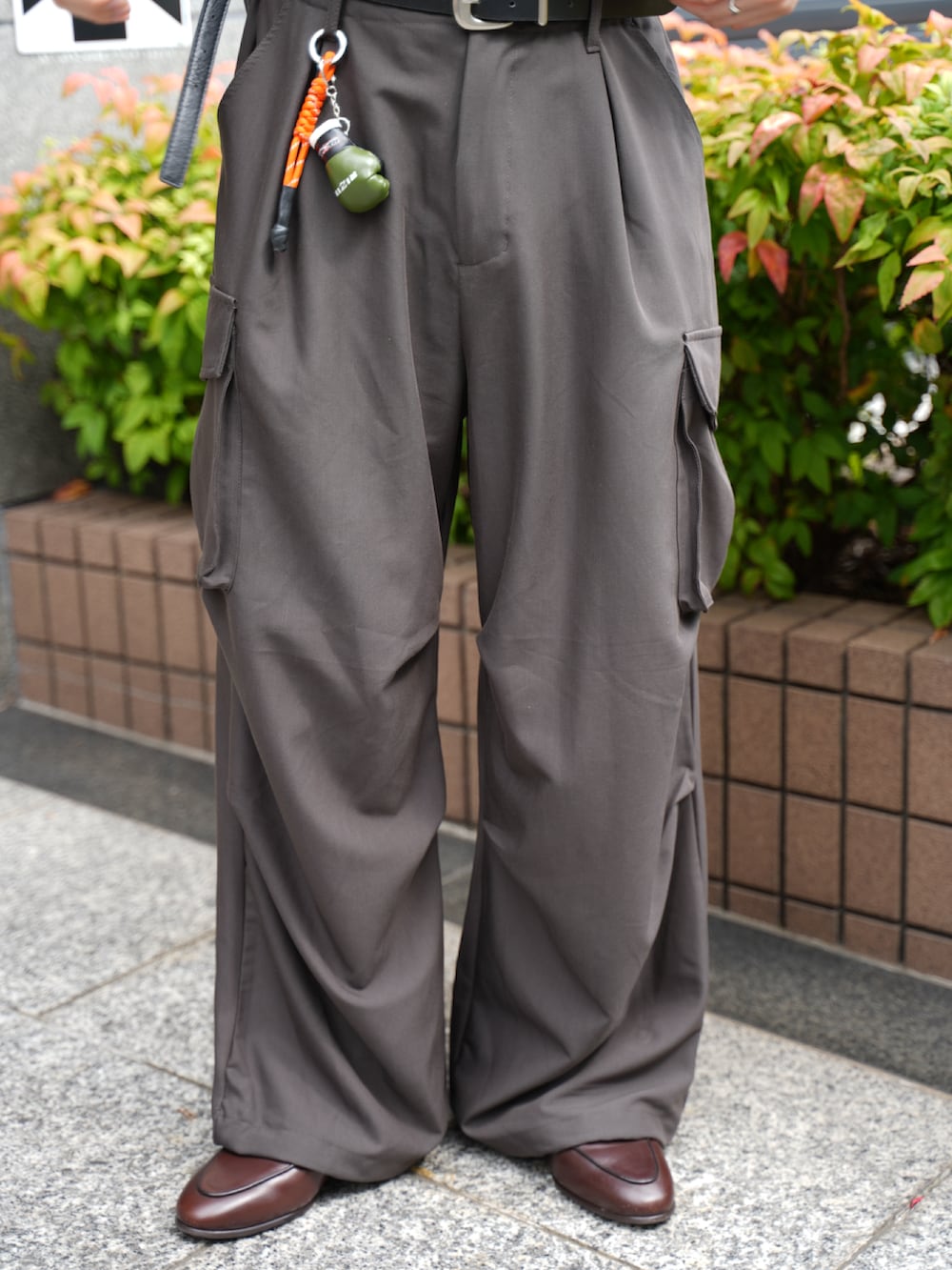 ブラック系のタンクトップ、ブラック系のTシャツ/カットソー、グレー系のその他パンツを着用したメンズの夏コーディネートの2枚目の写真