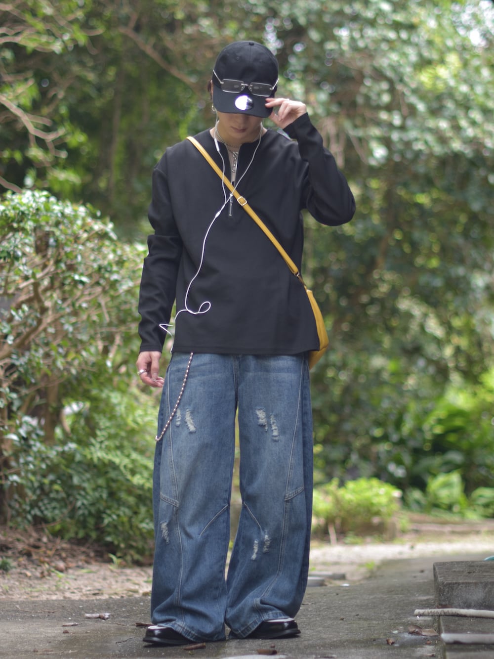 ブラック系のローファー、ブラック系のTシャツ/カットソー、ブルー系のデニムパンツを着用したメンズの秋コーディネートの3枚目の写真
