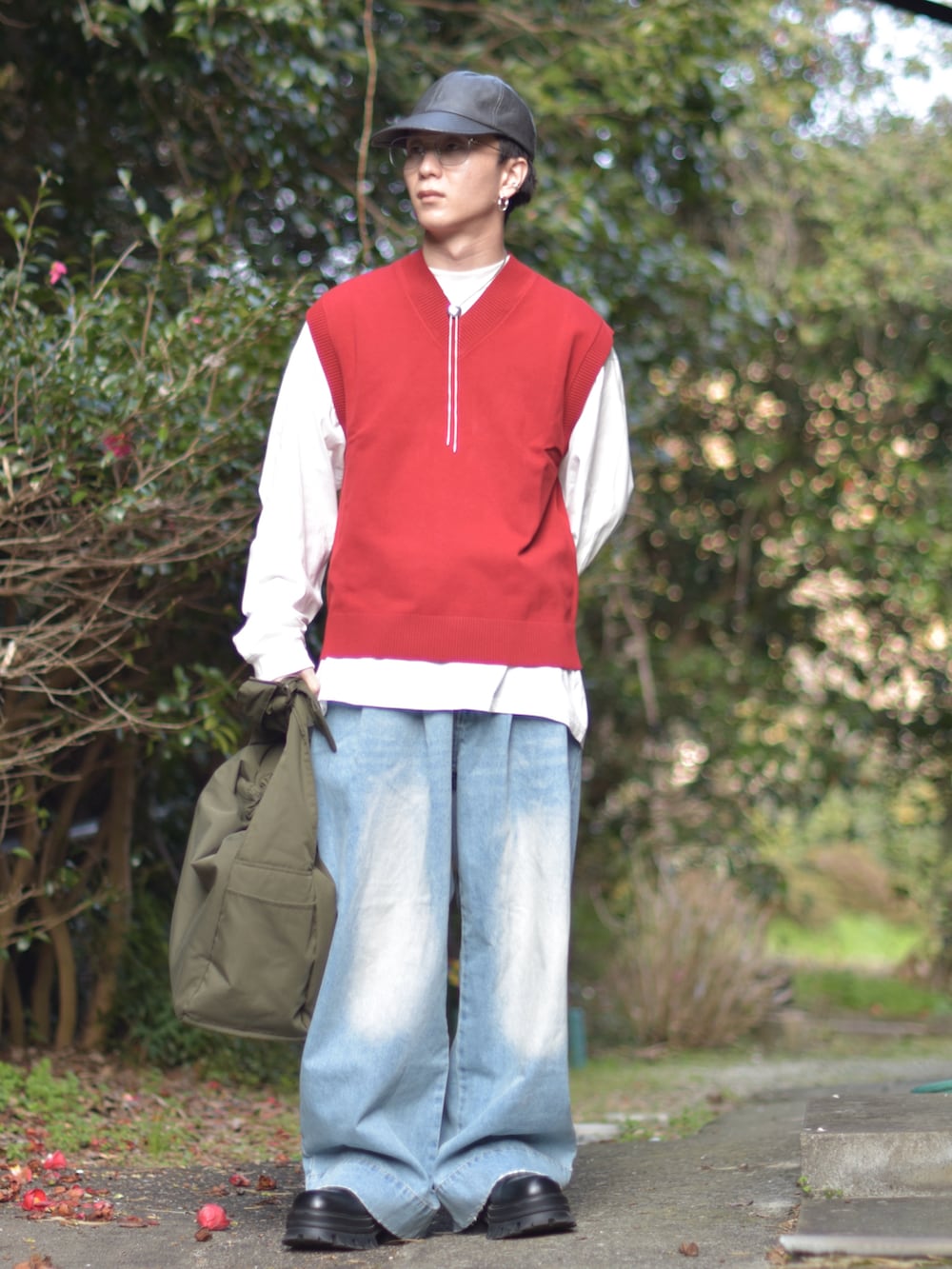 「ロンT、レイヤードスタイル、ニットベスト、ブーツ、キャップ、ショルダーバッグ、デニム、ワイドパンツ、休日スタイル、春コーデ、低身長、お出かけコーデ、きれいめカジュアル、韓国ファッション、プチプラ」｜「UNIQLOのアイテム（ベスト、レッド系）」を使った、熊谷一平さん（骨格ナチュラル・メンズ・165cm）の春コーディネートの2枚目の写真