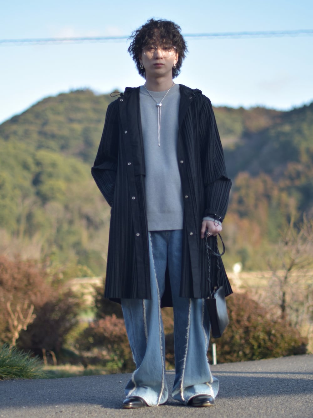 「ロングコート、きれいめカジュアル、デートコーデ、低身長、デニム、ニット、ショルダーバッグ、プリーツ、古着MIX、韓国ファッション、レイヤードスタイル、ワイドパンツ、メガネ男子、春色、休日スタイル」｜「UNIQLOのアイテム（ニット/セーター、グレー系）」を使った、熊谷一平さん（骨格ナチュラル・メンズ・165cm）の冬コーディネートの2枚目の写真