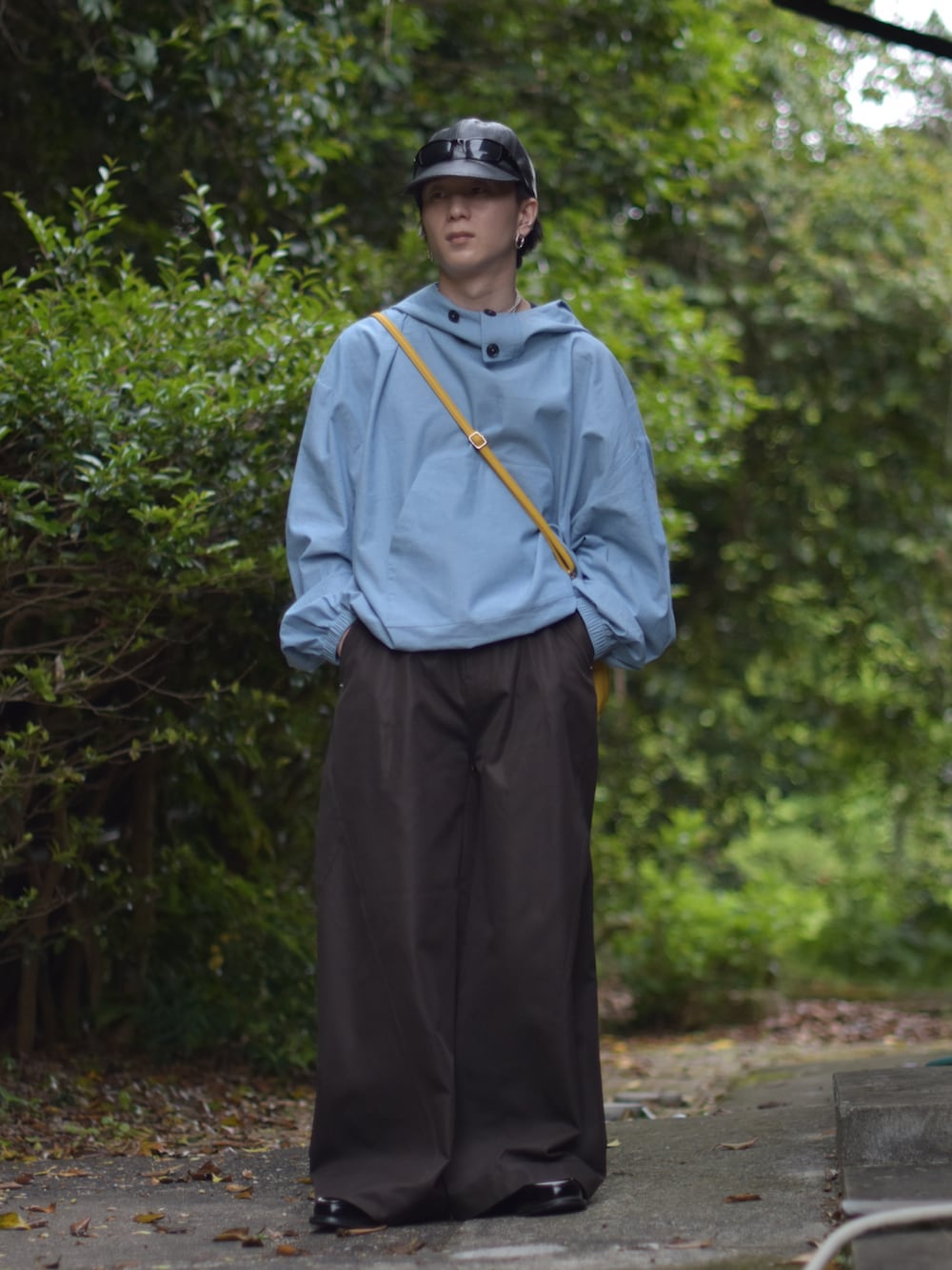 「ワイドパンツ、アノラックパーカー、レイヤードスタイル、ローファー、キャップ、春夏コーデ、韓国ファッション、低身長コーデ、きれいめカジュアル、お出かけコーデ、休日スタイル、サングラス、シンプルコーデ、春コーデ、淡色コーデ」|「NO NEEDの【 NO NEED by 215ot_ 】シャンブレーアノラック(シャツ/ブラウス、ブルー系)」を使った、熊谷一平さん(骨格ナチュラル・メンズ・165cm)の春コーディネートの2枚目の写真