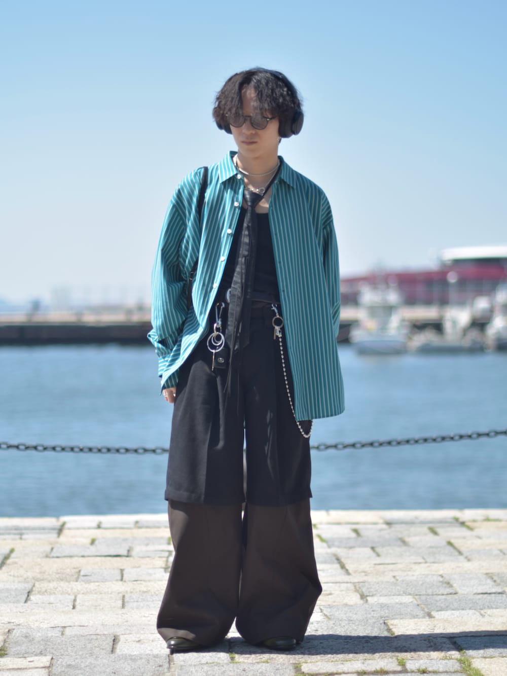 「ストライプシャツ、大人カジュアル、ショルダーバッグ、レイヤードスタイル、春夏コーデ、ローファー、アウトドアスタイル、メガネ男子、フレアパンツ、低身長コーデ、休日スタイル、お出かけコーデ、デートコーデ、シャツスタイル、ネクタイ」|「kanemasaのアイテム(シャツ/ブラウス、グリーン系)」を使った、熊谷一平さん(骨格ナチュラル・メンズ・165cm)の春コーディネートの5枚目の写真