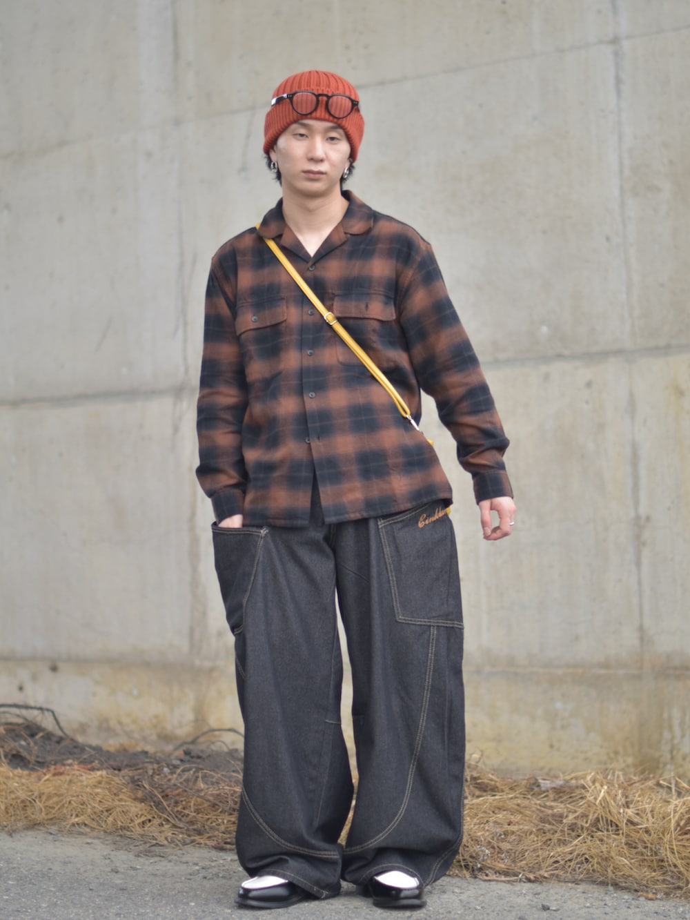 ブラック系のローファー、ブラウン系のシャツ/ブラウス、ブラック系のデニムパンツを着用したメンズの秋コーディネートの2枚目の写真