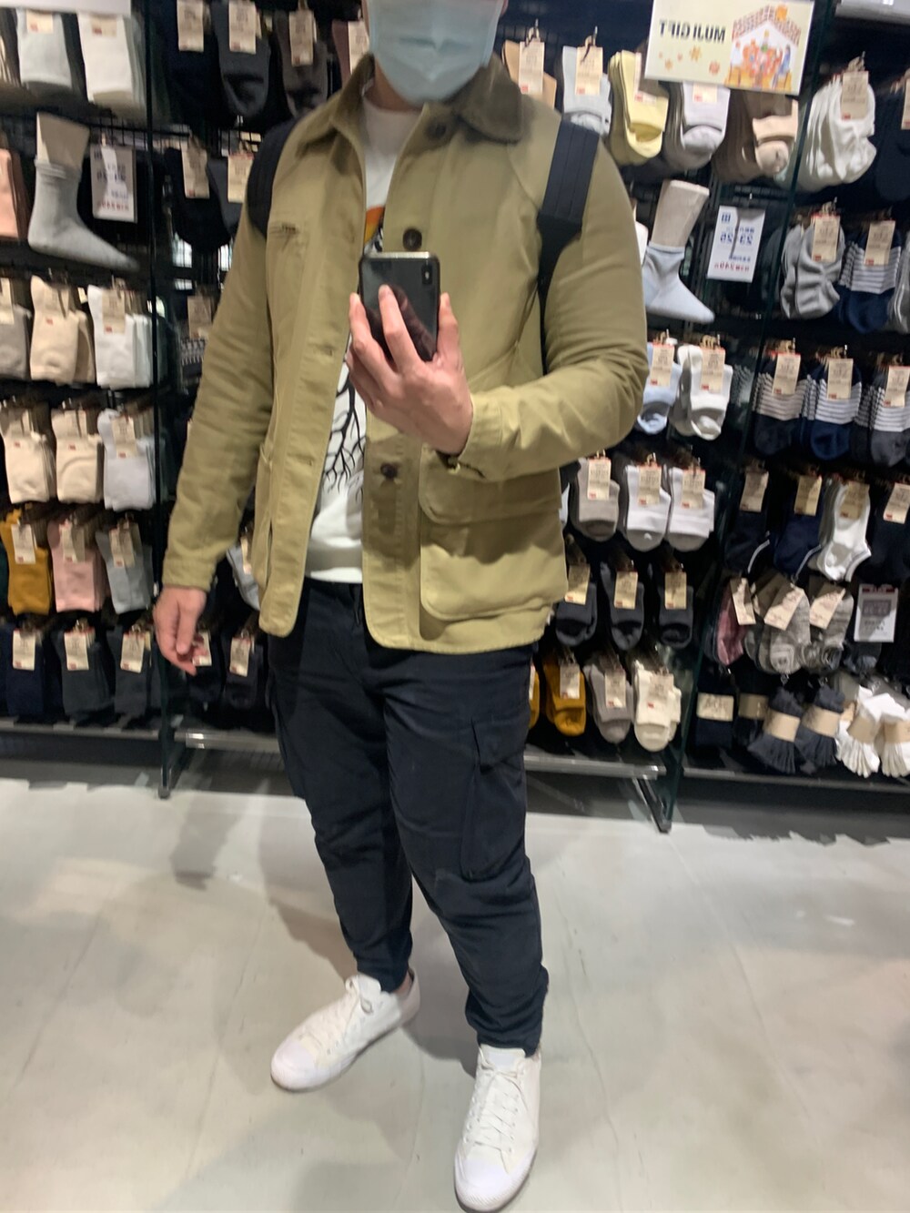 ブラック系のチノパンツを着用したメンズの冬コーディネートの2枚目の写真