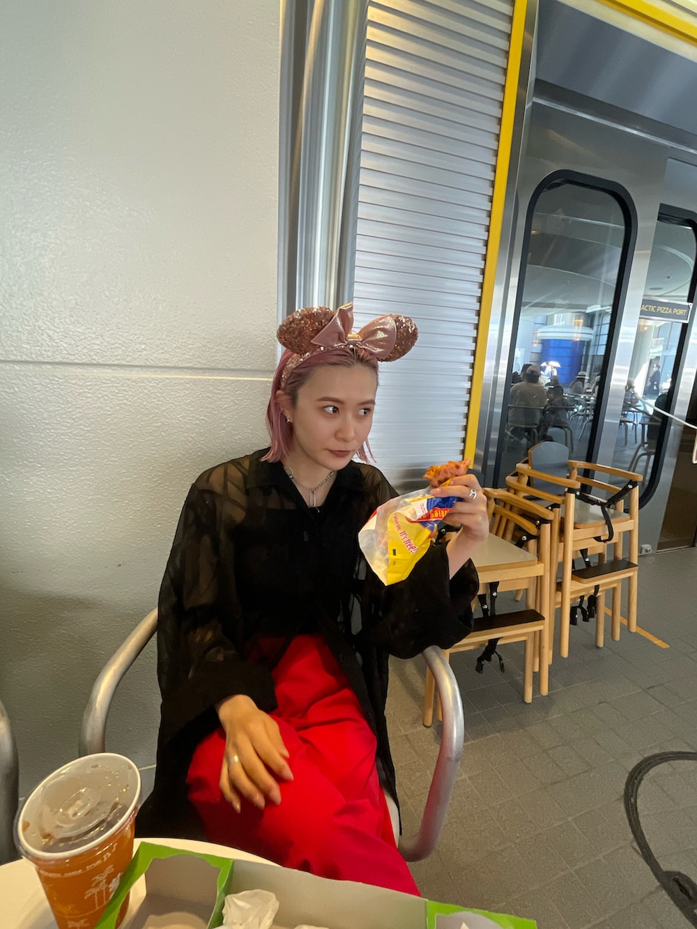 レッド系のその他パンツ、ブラック系のシャツ/ブラウスを着用したレディースの春コーディネートの3枚目の写真