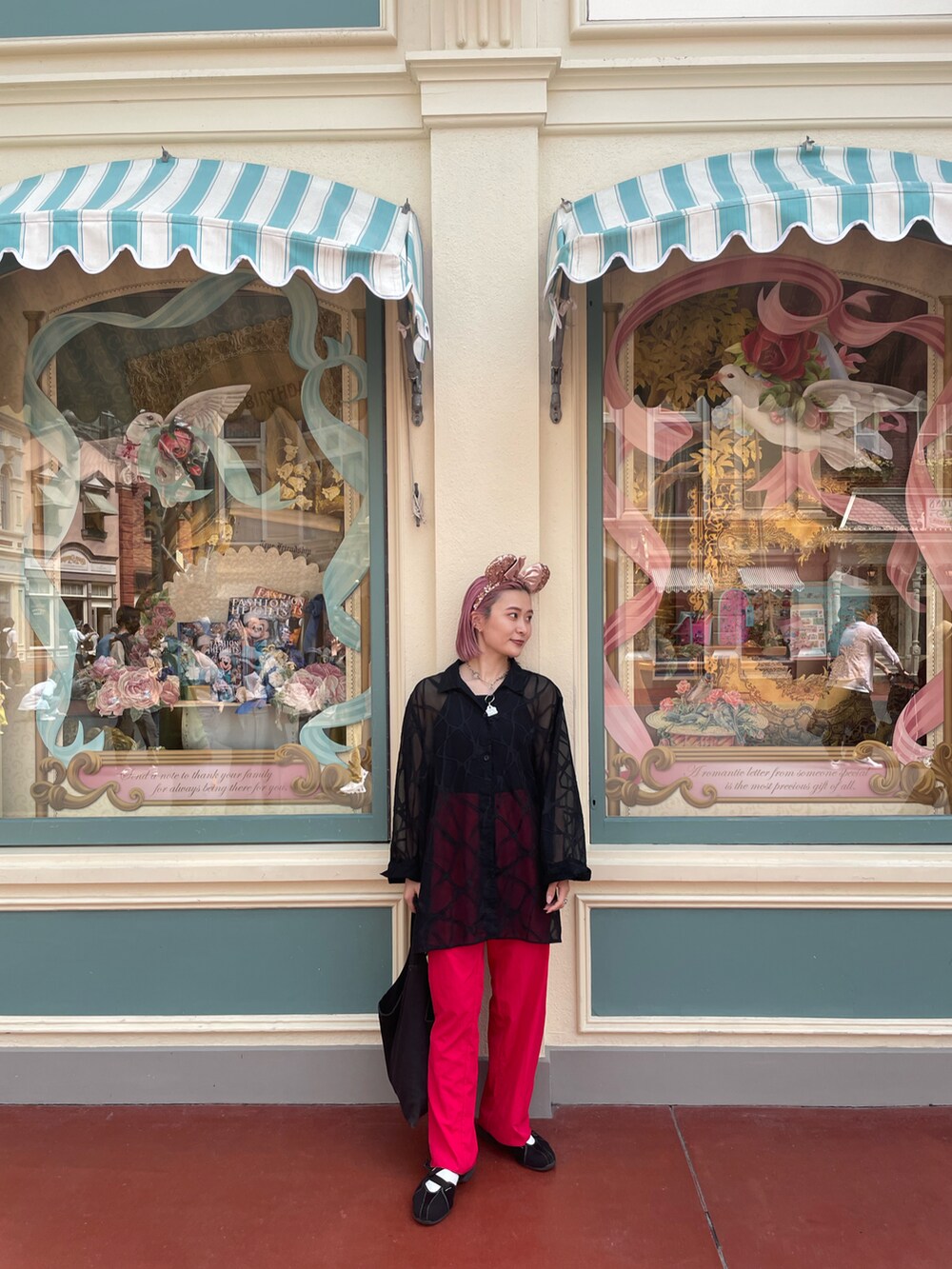 レッド系のその他パンツ、ブラック系のシャツ/ブラウスを着用したレディースの春コーディネートの2枚目の写真