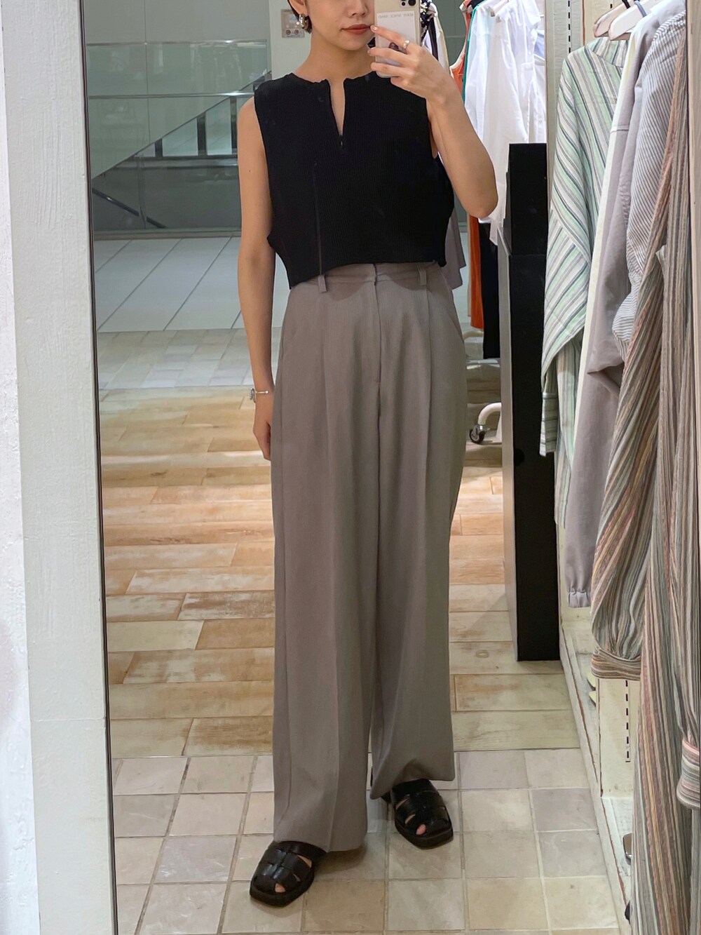 ブルー系のワンピース、グレー系のスラックス、ブラック系のスリッポンを着用したレディースの夏コーディネートの3枚目の写真