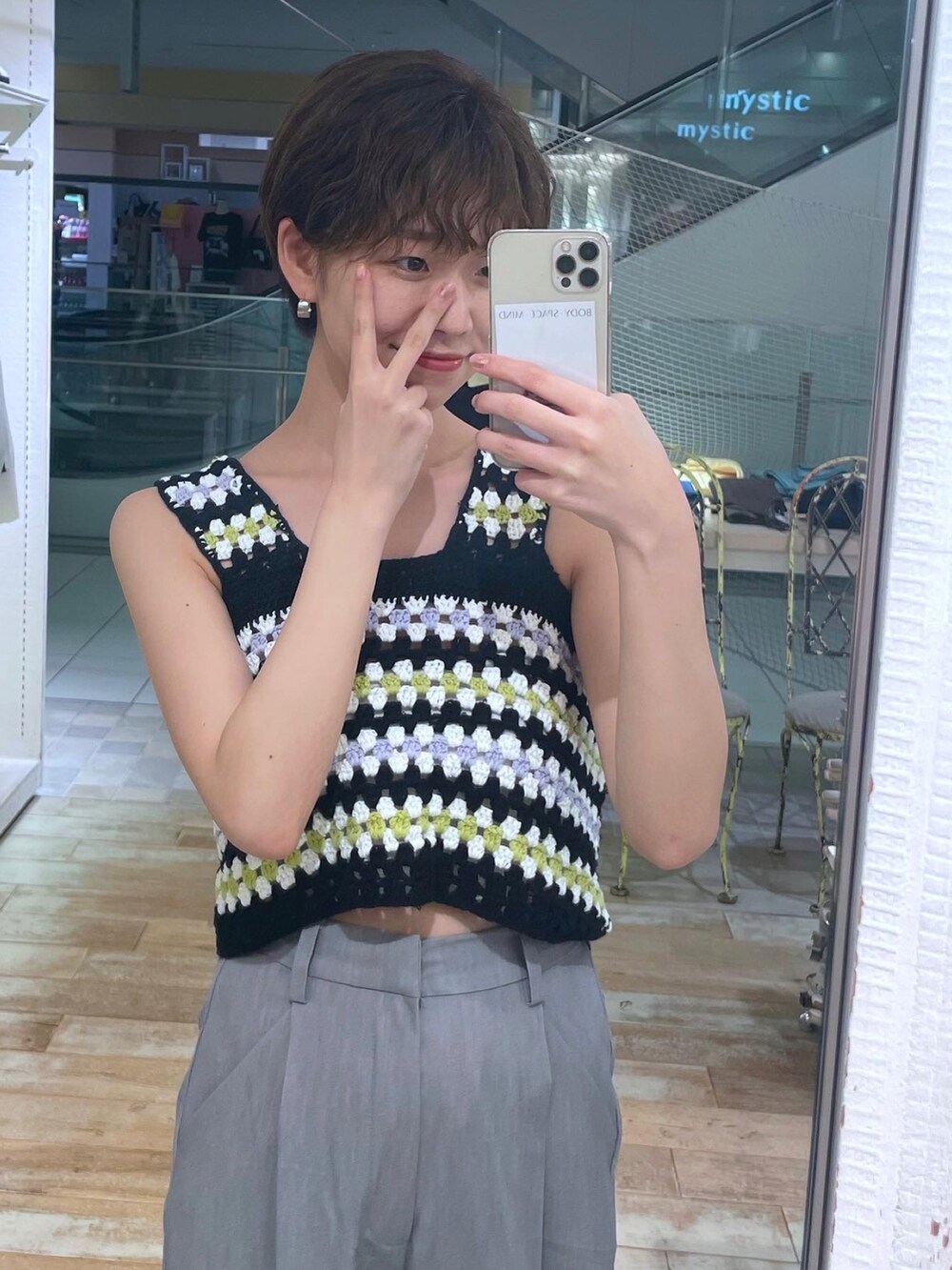 ブルー系のその他トップス、ブラック系のスリッポン、グレー系のスラックスを着用したレディースの夏コーディネートの2枚目の写真