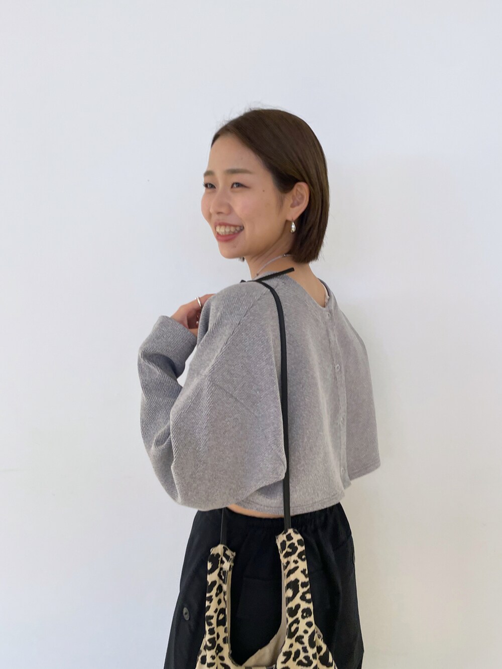 ブラック系のパンツ、ブラック系のワンピース、ブラック系のサンダルを着用したレディースの春コーディネートの4枚目の写真