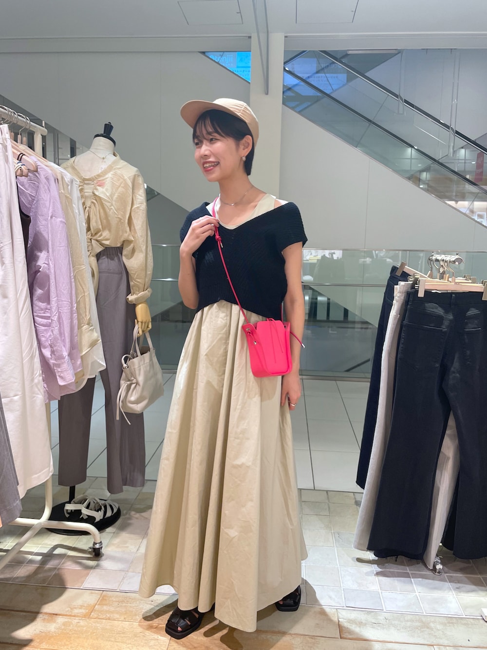 ベージュ系のワンピースを着用したレディースの夏コーディネートの2枚目の写真