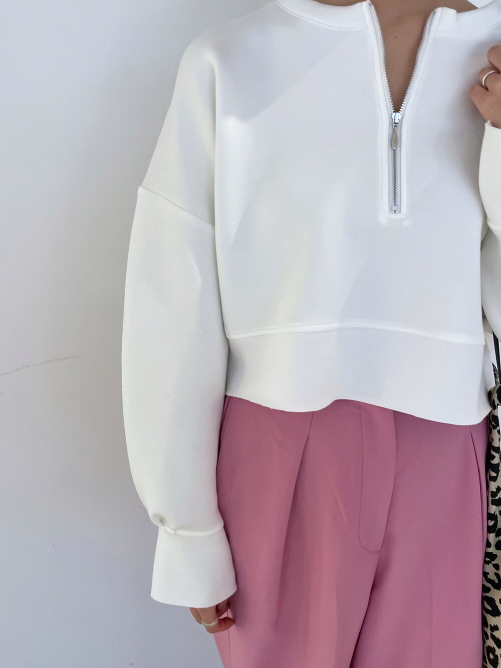 ピンク系のTシャツ/カットソー、ホワイト系のTシャツ/カットソー、ピンク系のその他パンツを着用したレディースの春コーディネートの4枚目の写真