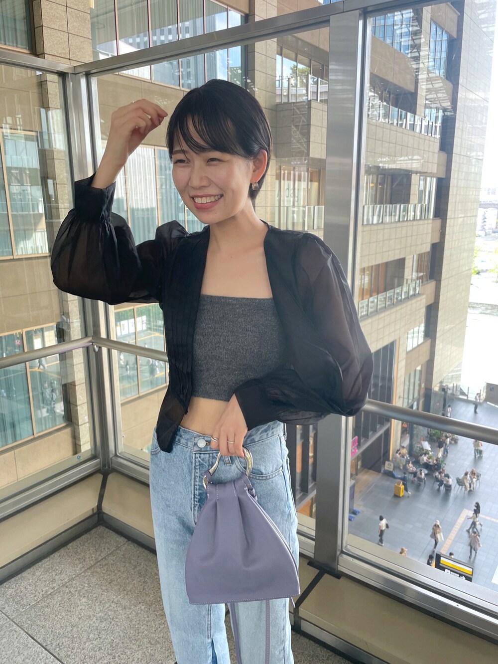 ブラック系のシャツ/ブラウス、グレー系のその他トップスを着用したレディースの夏コーディネートの3枚目の写真