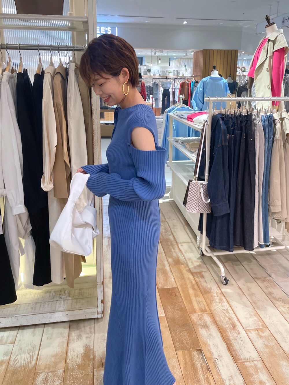 ブラック系のサンダル、ブルー系のワンピースを着用したレディースの春コーディネートの2枚目の写真