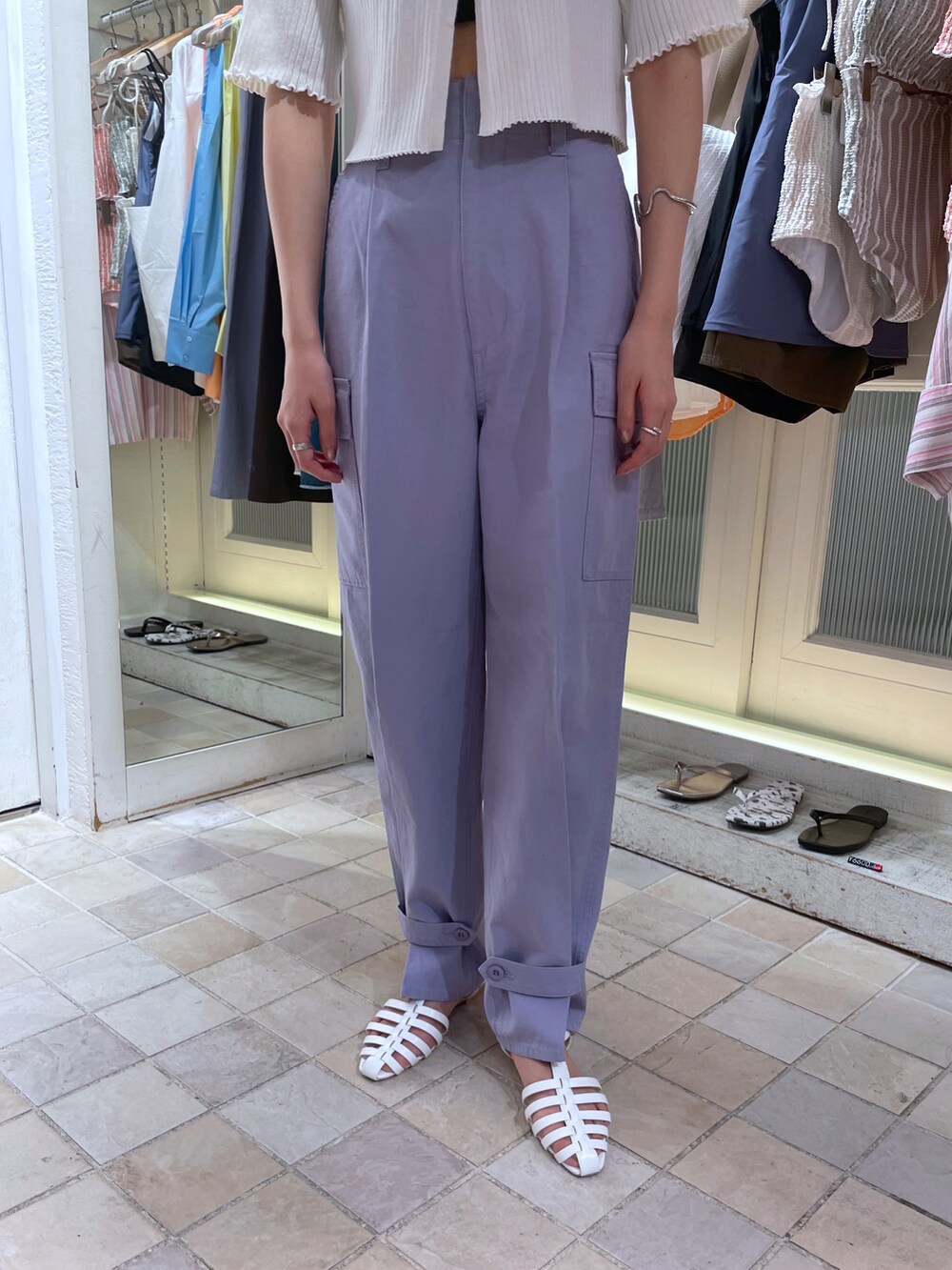 ブラック系のサンダル、パープル系のその他パンツ、ホワイト系のニット/セーターを着用したレディースの夏コーディネートの4枚目の写真