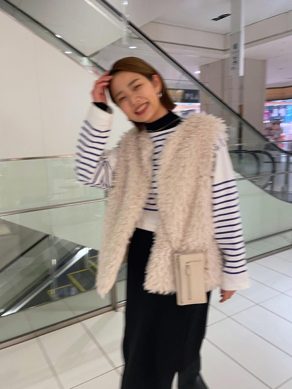 「オトナカジュアル、カジュアル、おしゃれさんと繋がりたい、ファーベスト、お出かけコーデ、タイトスカート、ボーダー、ootd、春コーデ、ブラック、ホワイト、mystic、休日スタイル、ショート丈トップス、ショートヘア」｜「mysticのバスクボーダープルオーバー（Tシャツ/カットソー、ブルー系）」を使った、クスミアキさん（レディース・162cm）の冬コーディネートの2枚目の写真