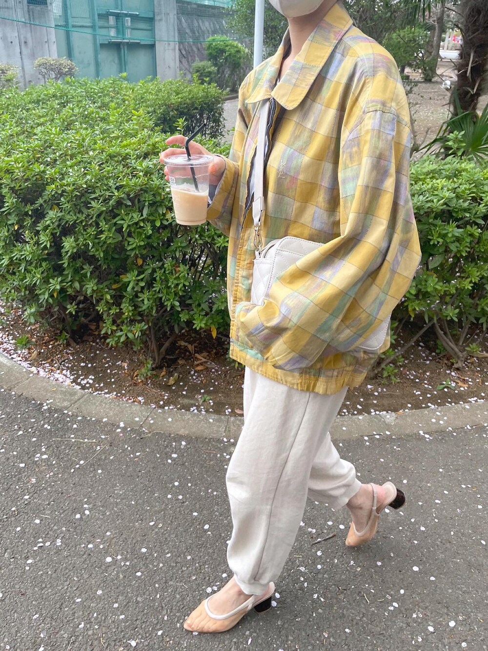 ベージュ系のサンダル、ベージュ系のスウェットパンツを着用したレディースの春コーディネートの2枚目の写真