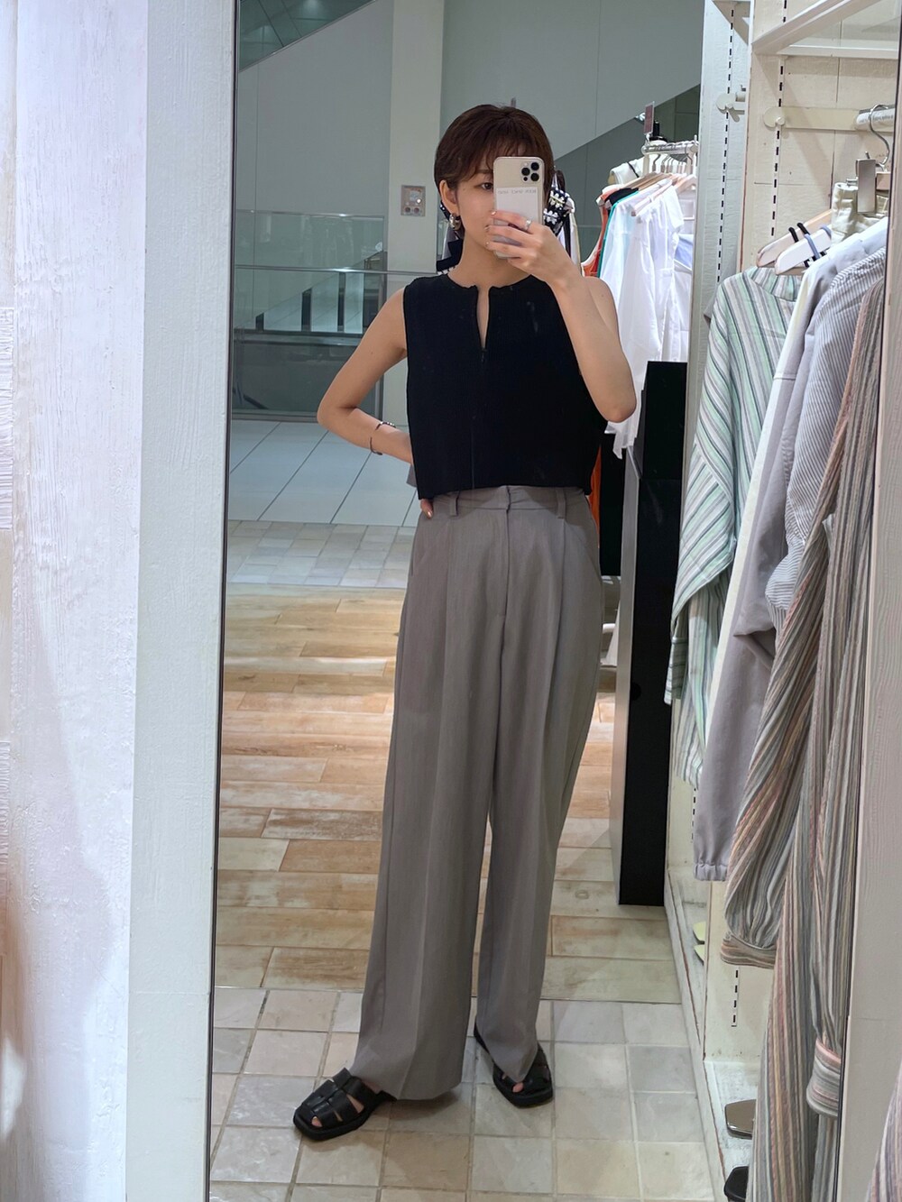 ブルー系のワンピース、グレー系のスラックス、ブラック系のスリッポンを着用したレディースの夏コーディネートの2枚目の写真