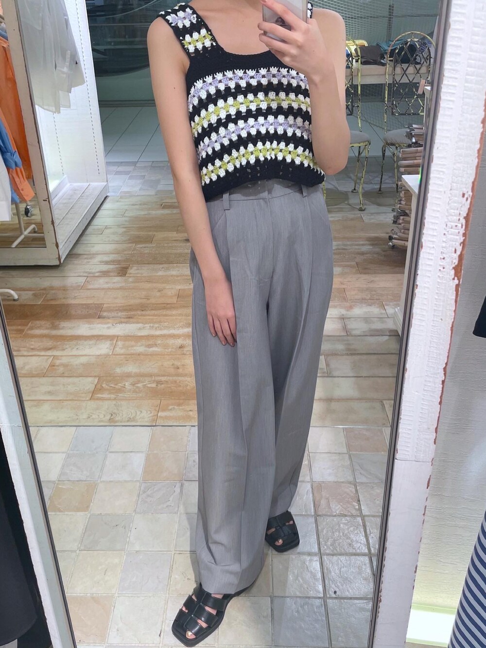 ブルー系のその他トップス、ブラック系のスリッポン、グレー系のスラックスを着用したレディースの夏コーディネートの3枚目の写真