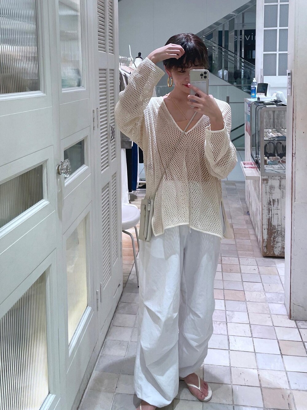 ホワイト系のTシャツ/カットソーを着用したレディースの夏コーディネートの2枚目の写真