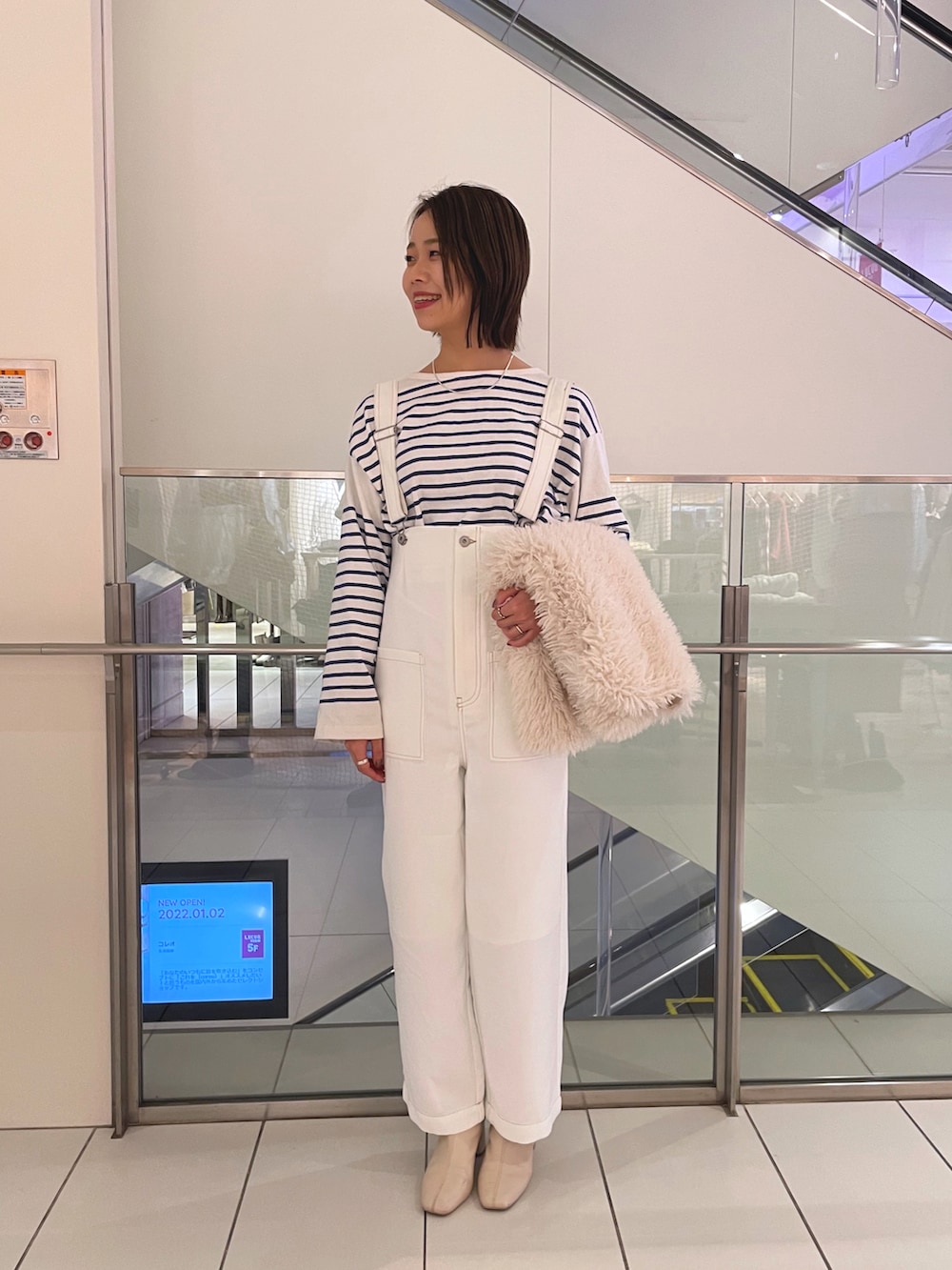 ブルー系のTシャツ/カットソー、ホワイト系のベスト、ホワイト系のサロペット/オーバーオールを着用したレディースの冬コーディネートの2枚目の写真