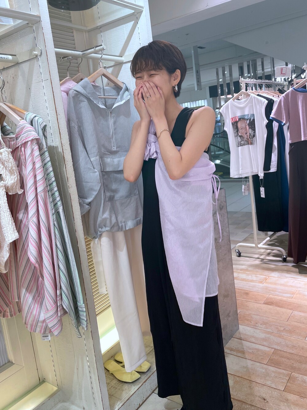 ブルー系のワンピース、ピンク系のシャツ/ブラウスを着用したレディースの夏コーディネートの2枚目の写真