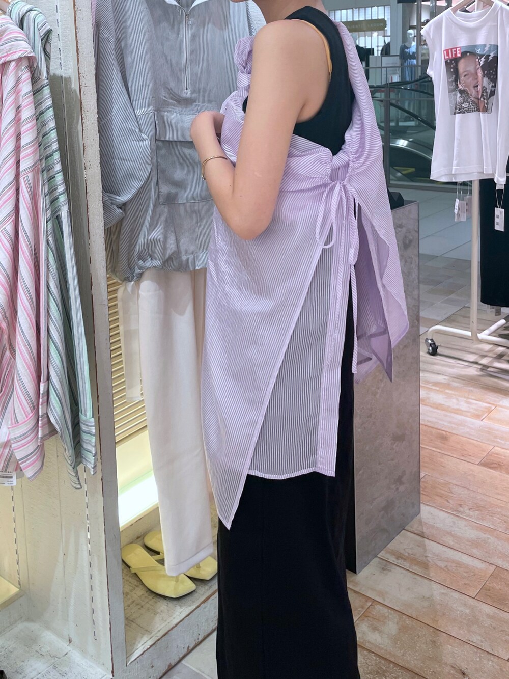 ブルー系のワンピース、ピンク系のシャツ/ブラウスを着用したレディースの夏コーディネートの4枚目の写真