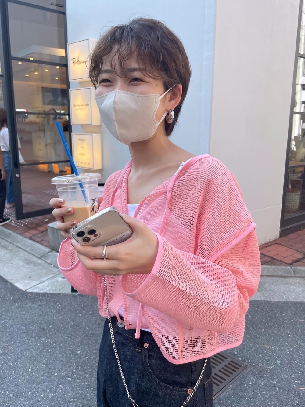 ピンク系のカーディガン/ボレロ、ブルー系のデニムパンツを着用したレディースの春コーディネートの3枚目の写真