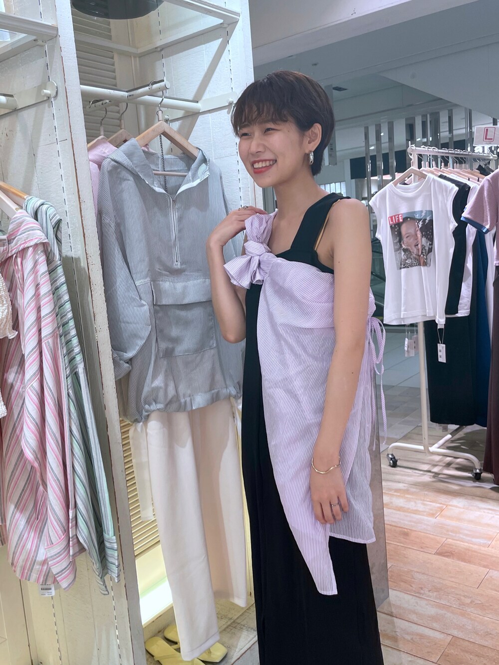 ブルー系のワンピース、ピンク系のシャツ/ブラウスを着用したレディースの夏コーディネートの3枚目の写真