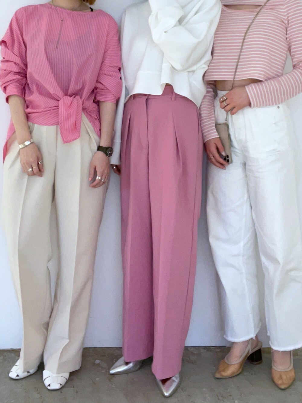 ピンク系のTシャツ/カットソー、ホワイト系のTシャツ/カットソー、ピンク系のその他パンツを着用したレディースの春コーディネートの2枚目の写真