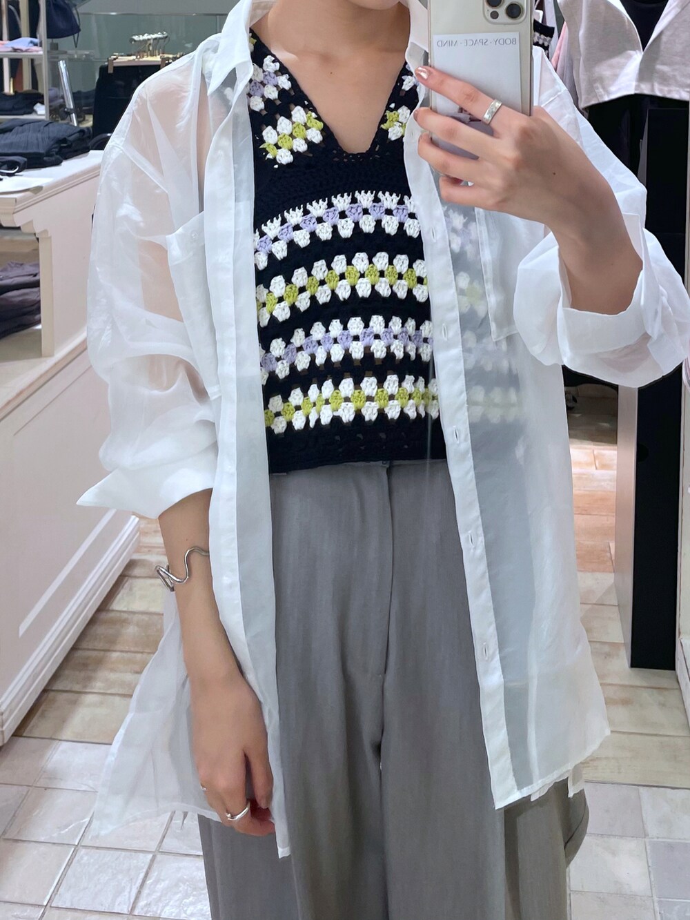 グレー系のスラックス、ホワイト系のシャツ/ブラウス、ブルー系のその他トップスを着用したレディースの夏コーディネートの2枚目の写真