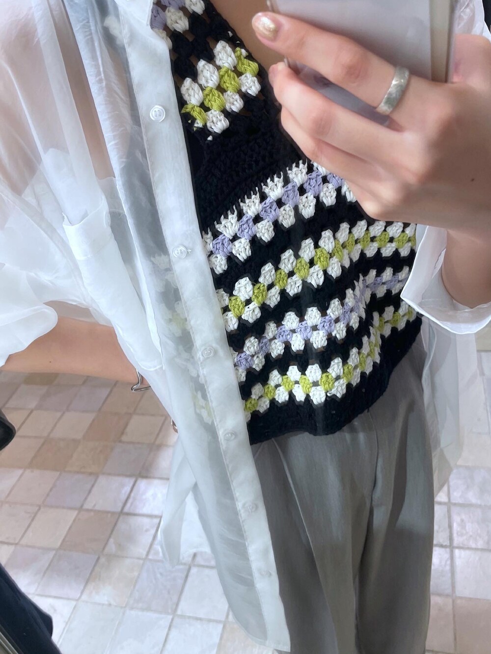 ブルー系のその他トップス、ブラック系のスリッポン、グレー系のスラックスを着用したレディースの夏コーディネートの4枚目の写真