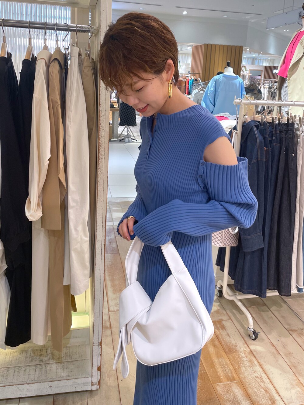 ブラック系のサンダル、ブルー系のワンピースを着用したレディースの春コーディネートの3枚目の写真