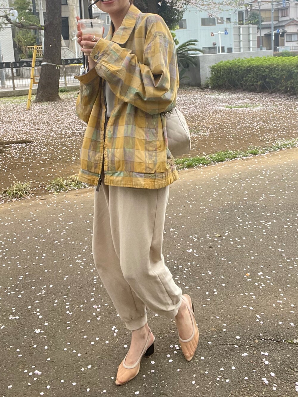 ベージュ系のサンダル、ベージュ系のスウェットパンツを着用したレディースの春コーディネートの4枚目の写真