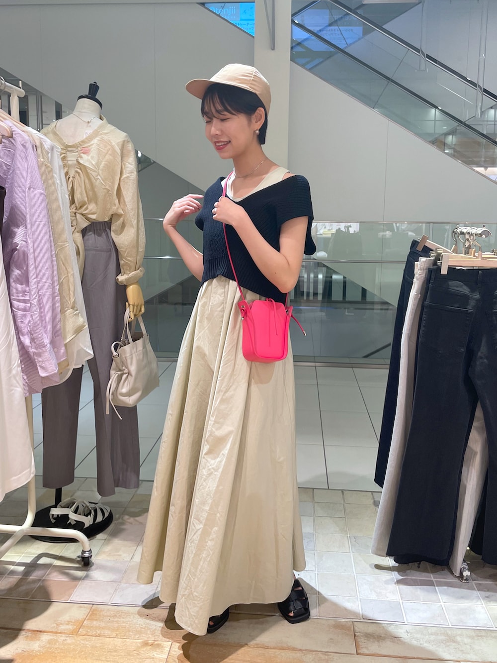 ベージュ系のワンピースを着用したレディースの夏コーディネートの3枚目の写真