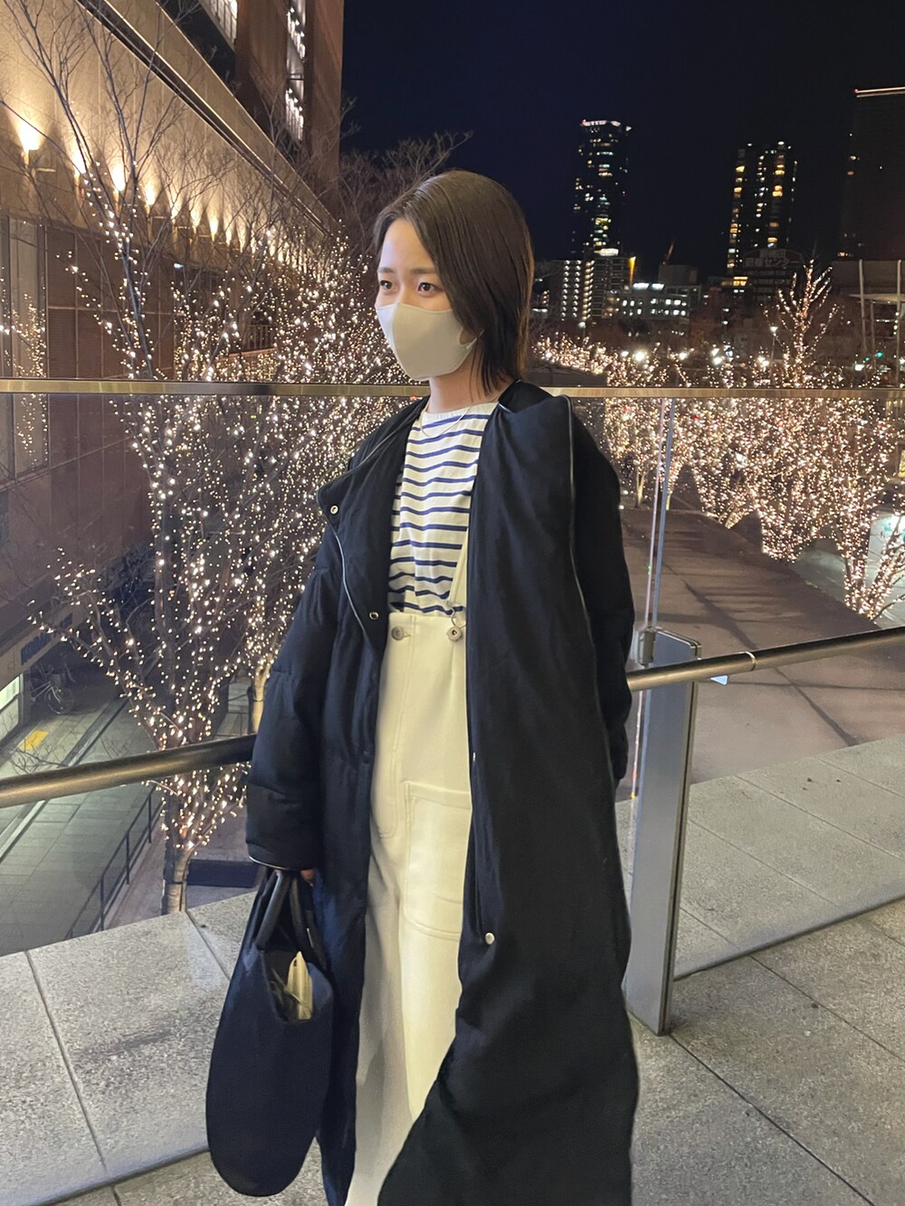 ブルー系のTシャツ/カットソー、ホワイト系のベスト、ホワイト系のサロペット/オーバーオールを着用したレディースの冬コーディネートの5枚目の写真