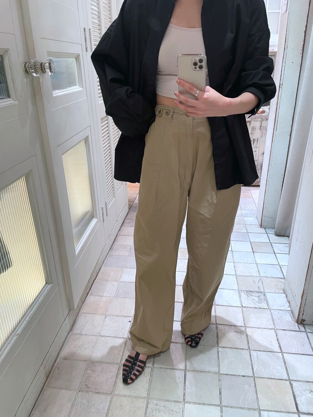 ベージュ系のチノパンツ、ブラック系のシャツ/ブラウスを着用したレディースの夏コーディネートの4枚目の写真