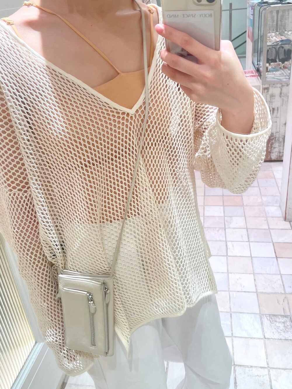 ホワイト系のTシャツ/カットソーを着用したレディースの夏コーディネートの3枚目の写真