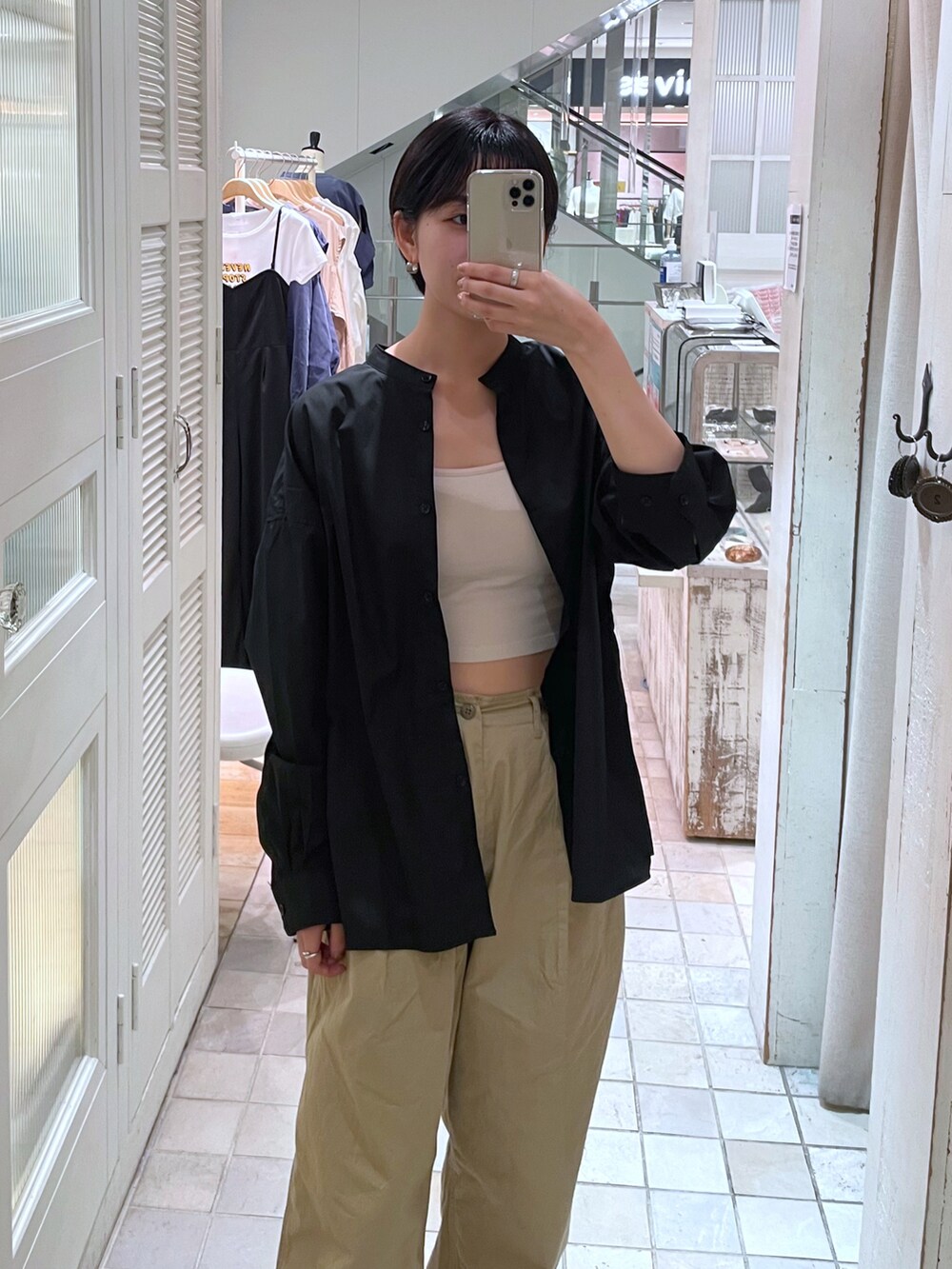 ベージュ系のチノパンツ、ブラック系のシャツ/ブラウスを着用したレディースの夏コーディネートの3枚目の写真