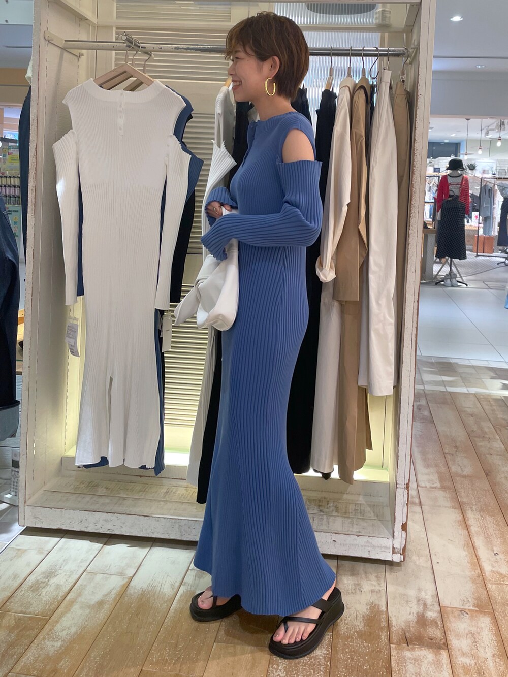 ブラック系のサンダル、ブルー系のワンピースを着用したレディースの春コーディネートの4枚目の写真