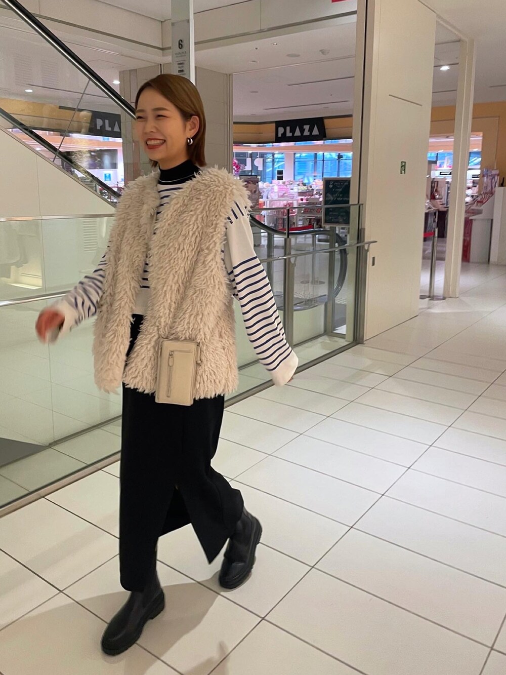 「オトナカジュアル、カジュアル、おしゃれさんと繋がりたい、ファーベスト、お出かけコーデ、タイトスカート、ボーダー、ootd、春コーデ、ブラック、ホワイト、mystic、休日スタイル、ショート丈トップス、ショートヘア」｜「mysticのバスクボーダープルオーバー（Tシャツ/カットソー、ブルー系）」を使った、クスミアキさん（レディース・162cm）の冬コーディネートの3枚目の写真