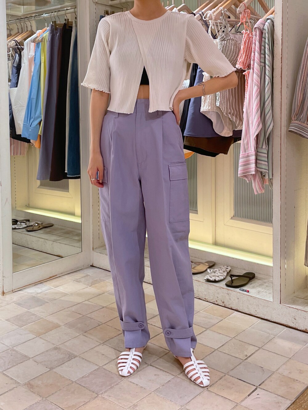 ブラック系のサンダル、パープル系のその他パンツ、ホワイト系のニット/セーターを着用したレディースの夏コーディネートの2枚目の写真