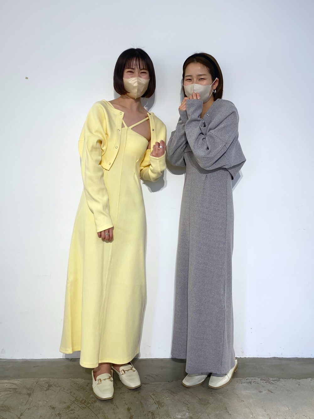 ホワイト系のローファー、イエロー系のワンピース、ブラック系のワンピースを着用したレディースの春コーディネートの2枚目の写真