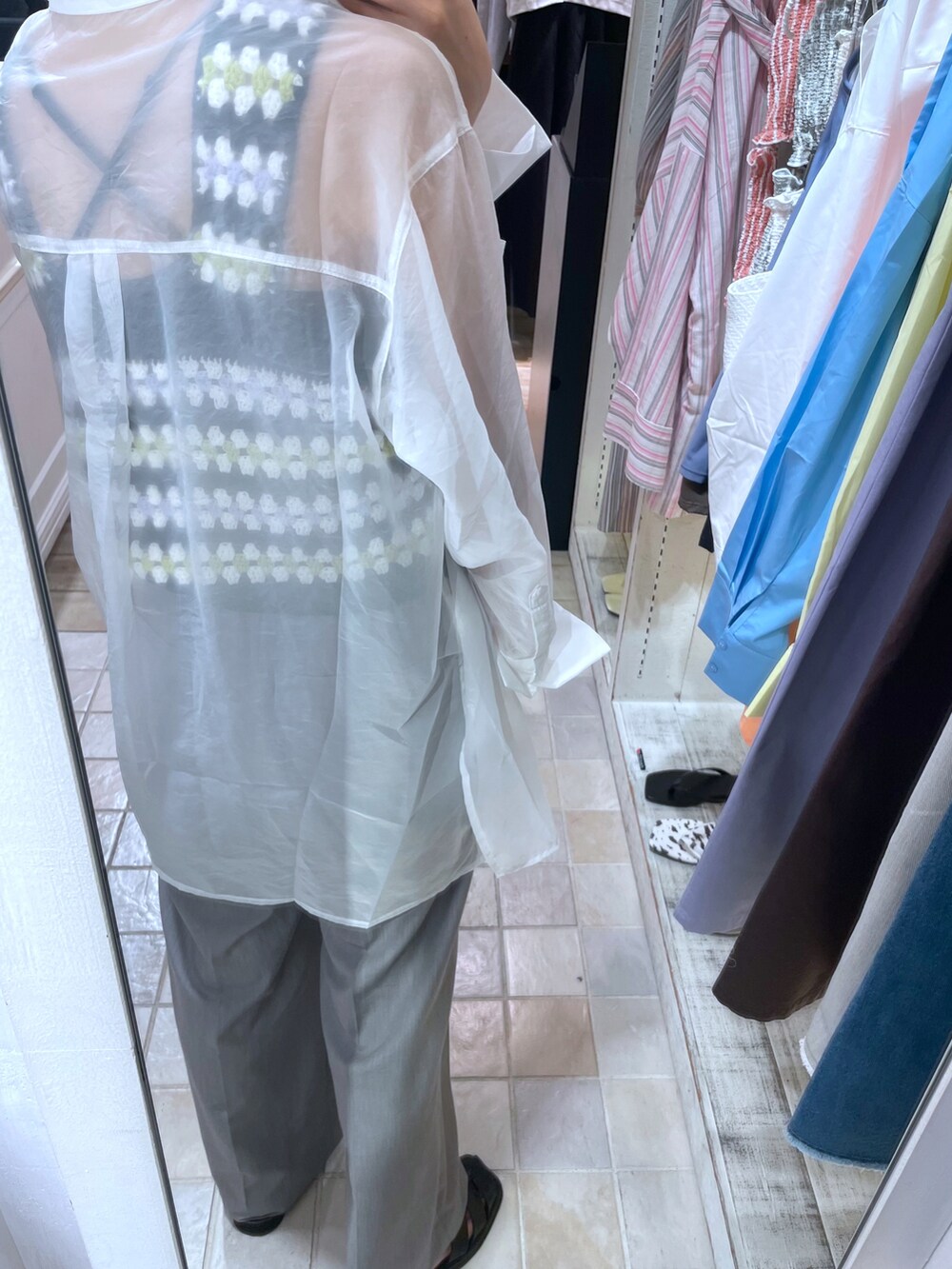 グレー系のスラックス、ホワイト系のシャツ/ブラウス、ブルー系のその他トップスを着用したレディースの夏コーディネートの3枚目の写真