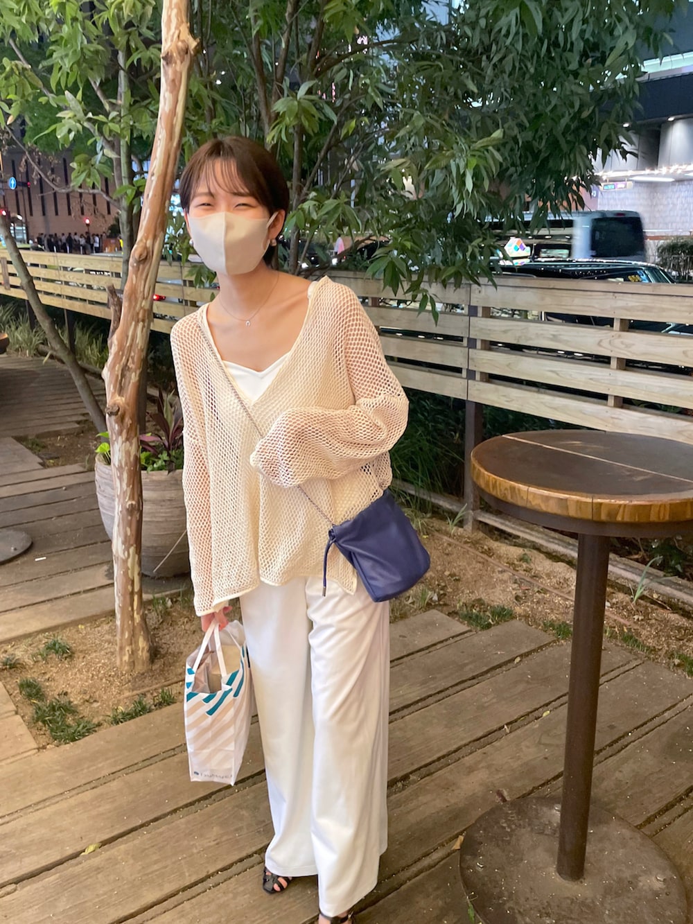 ホワイト系のTシャツ/カットソー、ホワイト系のつなぎ/オールインワンを着用したレディースの夏コーディネートの3枚目の写真