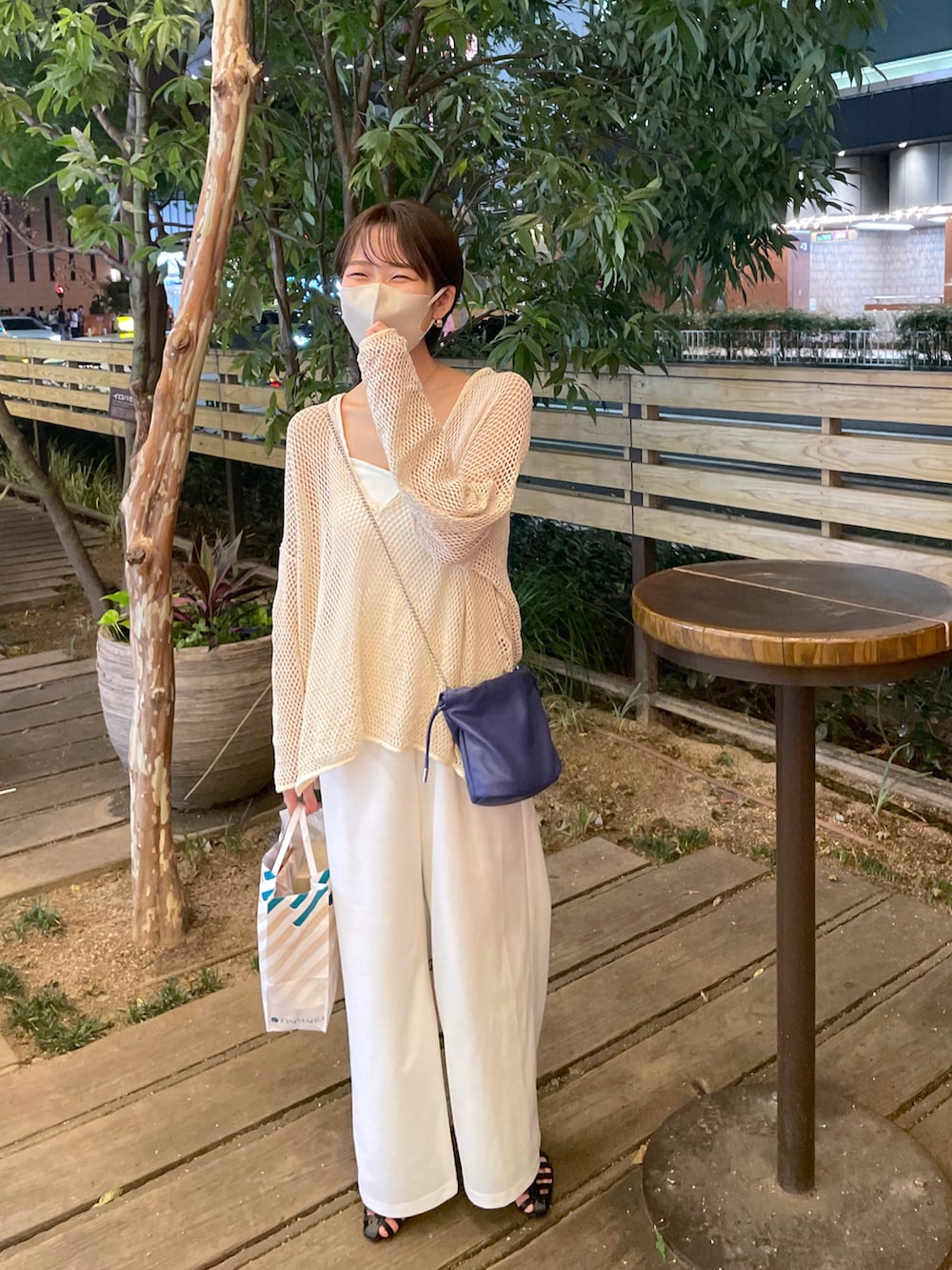 ホワイト系のTシャツ/カットソー、ホワイト系のつなぎ/オールインワンを着用したレディースの夏コーディネートの2枚目の写真